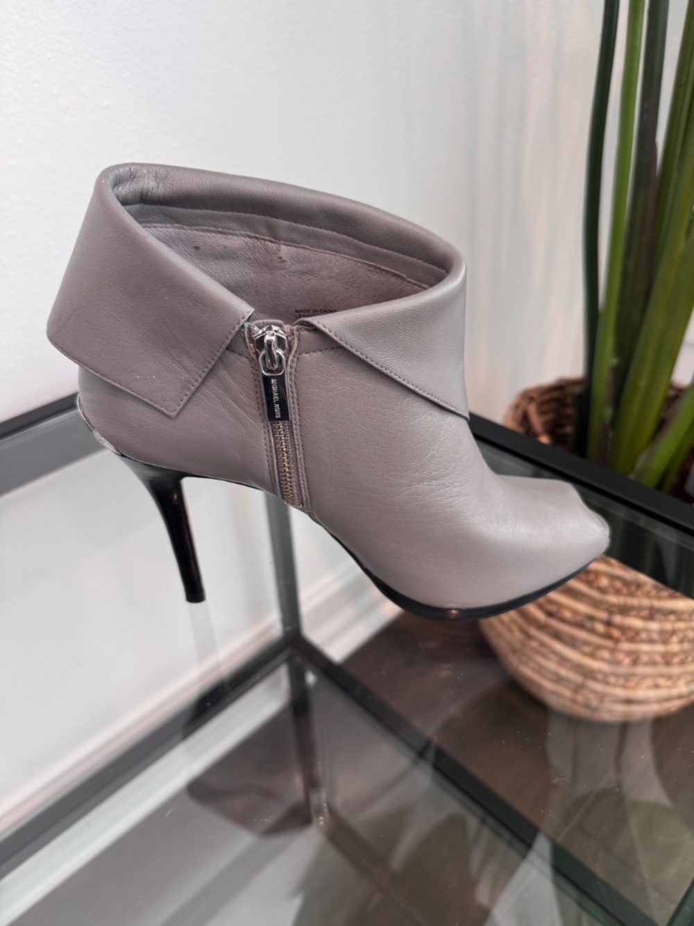 MICHAEL KORS Women’s Kendra Peep Toe Leather Heeled Ankle Booties Size 9.5 - Picture 16 of 16